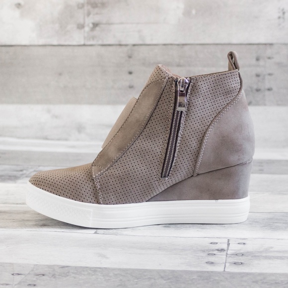 ‘Taryn’ Wedge Sneaker - Picture 3 of 5